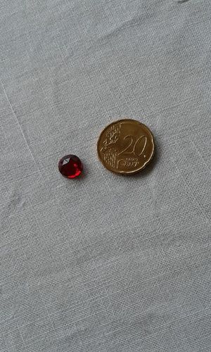 Pierre à coudre en verre ronde 9mm (cabochon) col rubis -rouge